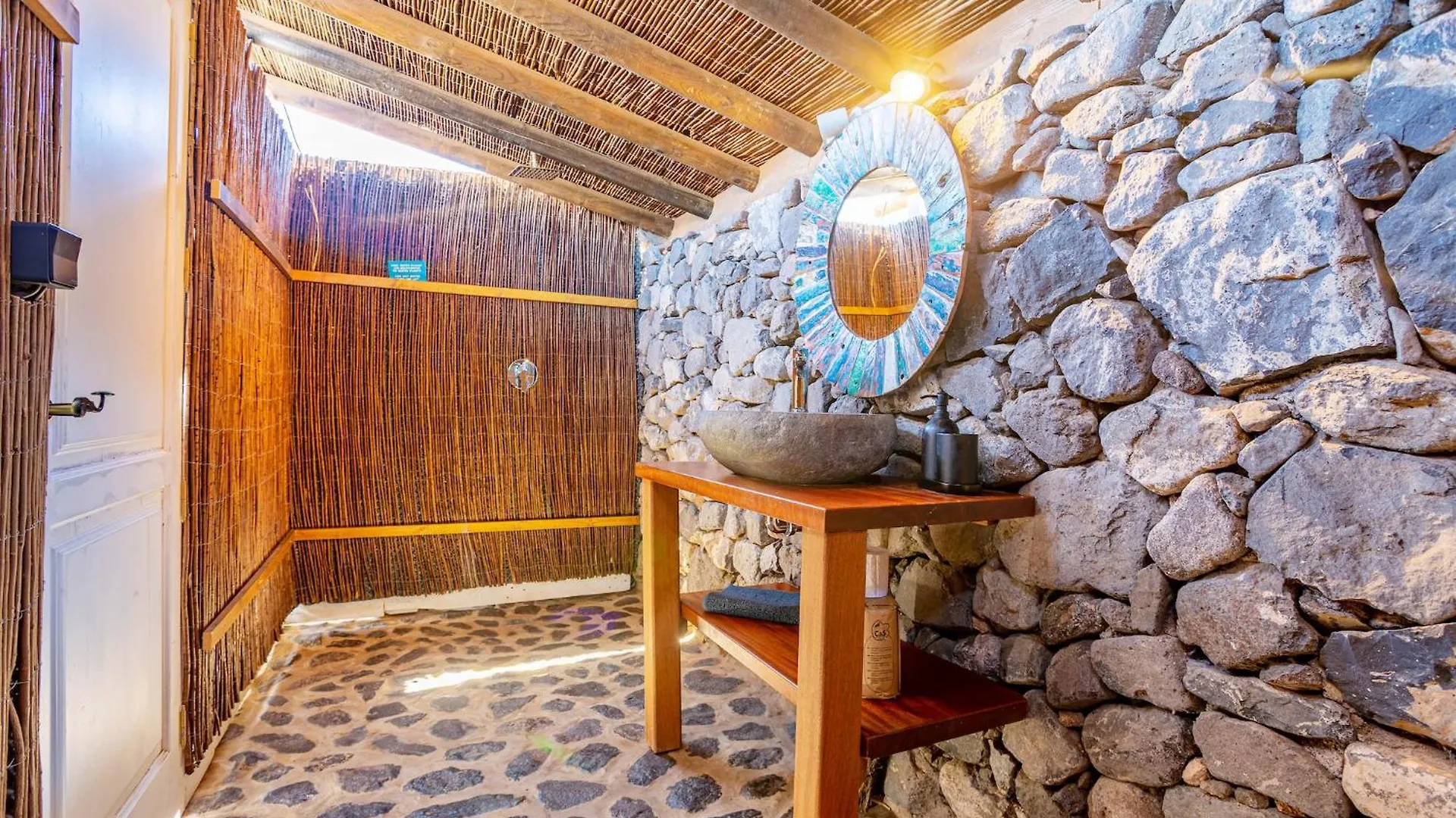 Finca De Arrieta Village - Yurts And Stone Cottages - Shared Pool - Walking Distance To Arrieta Beach - Off Grid Tabayesco