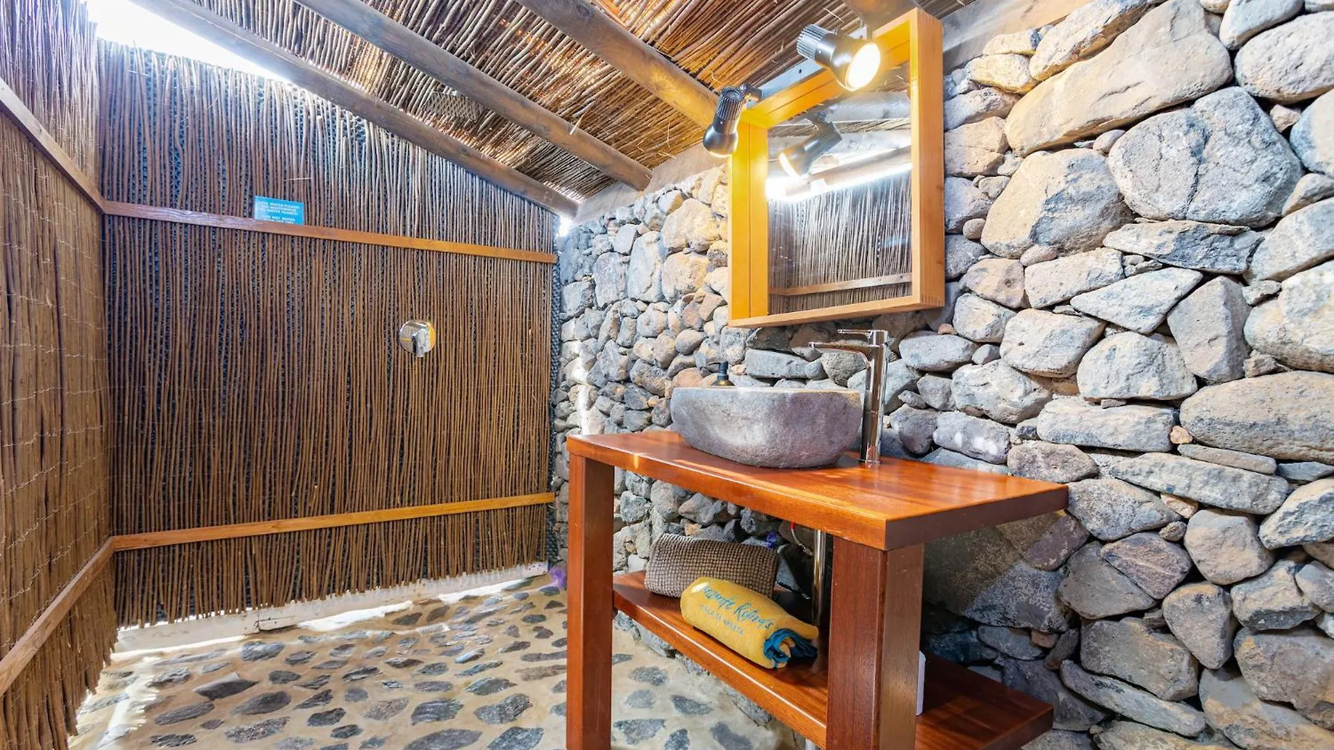 منتجع Finca De Arrieta Village - Yurts And Stone Cottages - Shared Pool - Walking Distance To Arrieta Beach - Off Grid Tabayesco إسبانيا