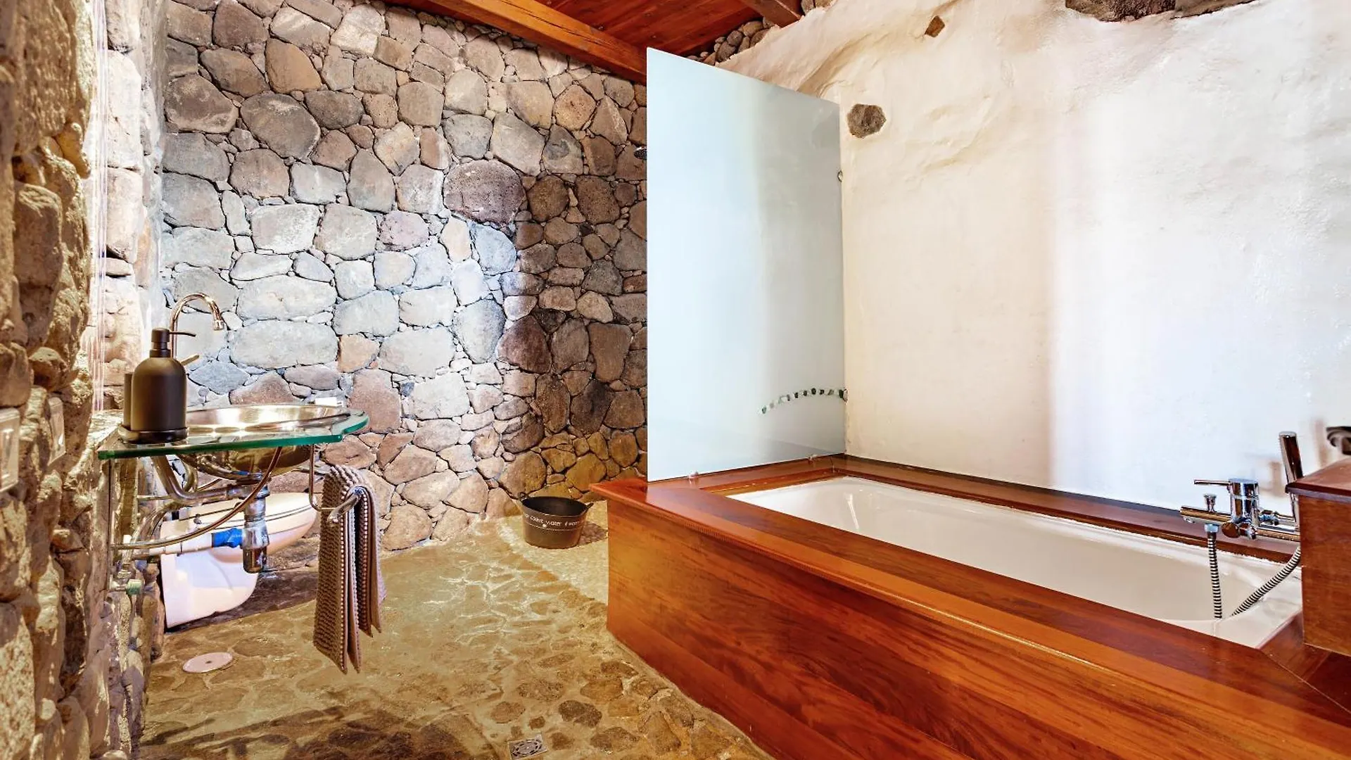 Finca De Arrieta Village - Yurts And Stone Cottages - Shared Pool - Walking Distance To Arrieta Beach - Off Grid Tabayesco Resort